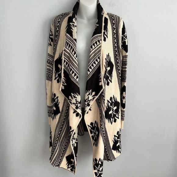 Black and Cream Patterned Women's Sweater - Picture 13 of 13